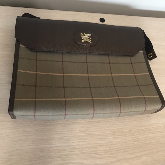 SEND me an offer😊 Burberrys clutch/ pouch🌹 - Picture 2 of 12